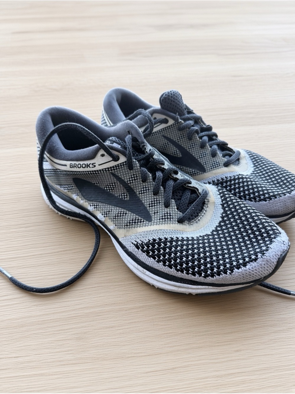 Brooks Running Shoes Black Gray White Women’s Size 7 Medium B Athletic Sneakers